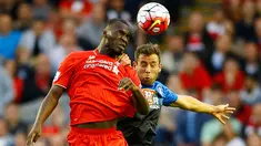 Penyerang Liverpool Christian Benteke saat beradu bola udara dengan bek Bournemouth Steve Cook di Anfield stadium, Liverpool, Inggris, Senin (17/8/2015). Liverpool menang tipis dengan skor 1-0. (Reuters/Darren Staples)