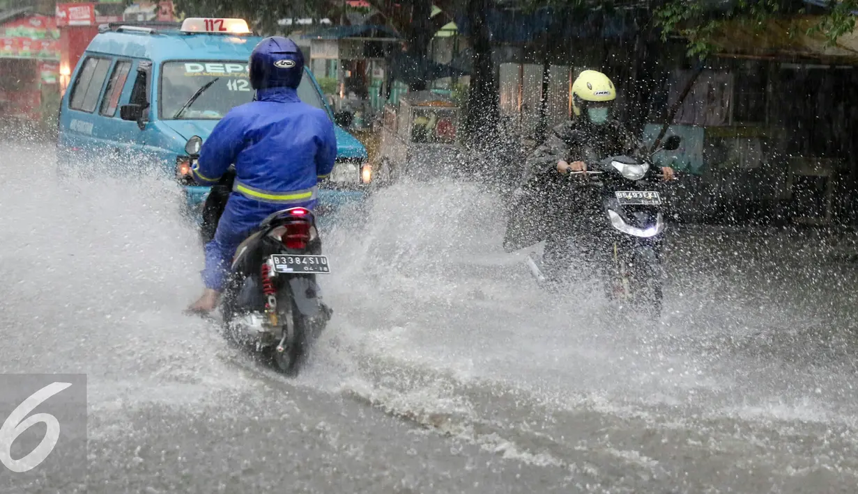 Sejumlah pengedara motor nekat menerobos banjir di Depok, Jumat (12/2). Badan Meteorologi, Klimatologi, dan Geofisika (BMKG) menyatakan bahwa Indonesia akan memasuki puncak musim hujan pada Januari-Februari 201. (Liputan6.com/Yoppy Renato)