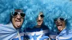 Atribut unik digunakan supporter tim rugby Argentina jelang laga Piala Dunia Rugby melawan Georgia di Kingsholm, Inggris, Jumat (25/9/2015). (Reuters/Dylan Martinez)