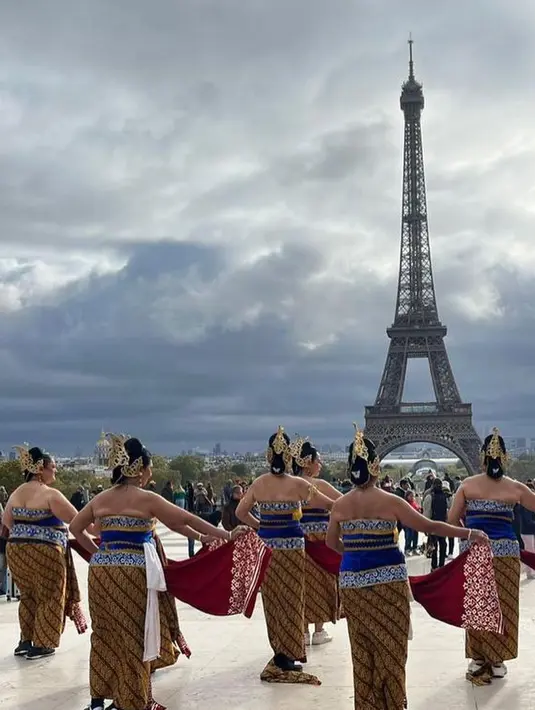 "Dingiiiiiiiiiiiiin, 11C…tapi seneeeeeng. Btw, turis2 yg ada disana, kagum bgt lho sm kostum yg kita kenakan…malah bnyk yg minta foto…hihihihi…. duh, bener2 bersyukur dan bangga bgtttt sm kekayaan budaya Indonesia," tutup Ira Wibowo. [Instagram/irawbw]