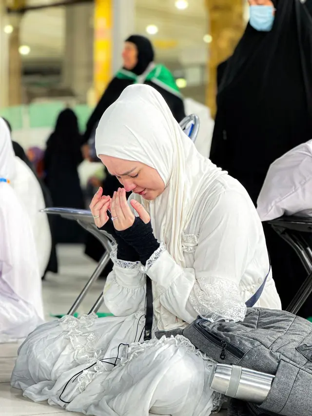6 Potret Roger Danuarta dan Cut Meyriska Jalani Umrah, Khusyuk di Depan Ka'bah