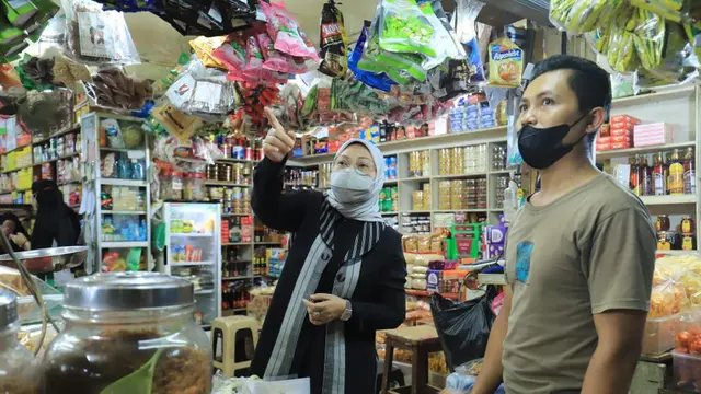Pulang Ngantor, Menaker Ida Ngabuburit di Pasar Tradisional