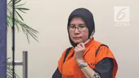 Tersangka Hakim Pengadilan Negeri Tangerang, Wahyu Widya Nurfitri kenakan rompi oranye setelah diperiksa di gedung KPK, Jakarta, Selasa (13/3). Wahyu menerima suap dari dua pengacara Agus Wiratno dan HM Saifudin. (Liputan6.com/Herman Zakharia)