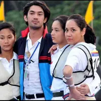 Dian Sastrowardoyo batal berakting dalam film 3 Srikandi lantaran jadwal syuting yang bentrok dengan AADC 2. Sebagai gantinya terpilih Bunga Citra Lestari.