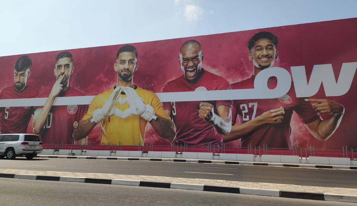 <p>Gambar skuad Timnas Qatar memenuhi tembok yang terletak di kota Doha, Qatar pada Jumat (19/11/2022). (Dok. SCM)</p>