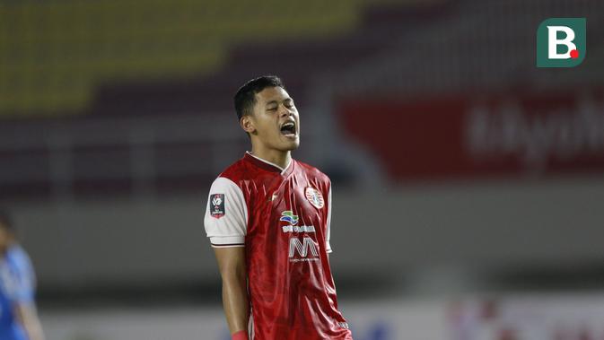 Striker Persija Jakarta, Taufik Hidayat tampak kecewa usai gagal mencetak gol ke gawang Persib Bandung dalam laga leg kedua final Piala Menpora 2021 di Stadion Manahan, Solo, Minggu (25/4/2021). (Bola.com/M Iqbal Ichsan)