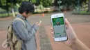 Penggemar game menunjukkan aplikasi Pokemon Go di layar ponselnya, Kawasan Senayan, Jumat (15/7). Meski belum resmi diluncurkan di Indonesia, permainan Pokemon Go berbasis realitas sudah diminati banyak kalangan. (Liputan6.com/Gempur M Surya)