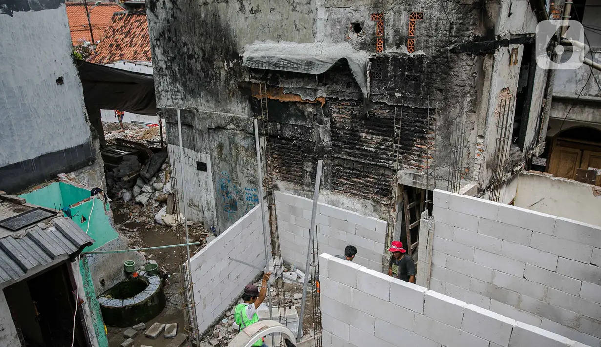 Pekerja menyelesaikan pengerjaan revitalisasi Kampung Kwitang, Jakarta, Kamis (7/4/2021). Sebanyak 27 rumah yang terbakar di Jl Kembang V, Kwitang, Jakarta Pusat, pada Sabtu (13/3) lalu. dan ditarget kan sebelum lebaran 2021. (Liputan6.com/Faizal Fanani)