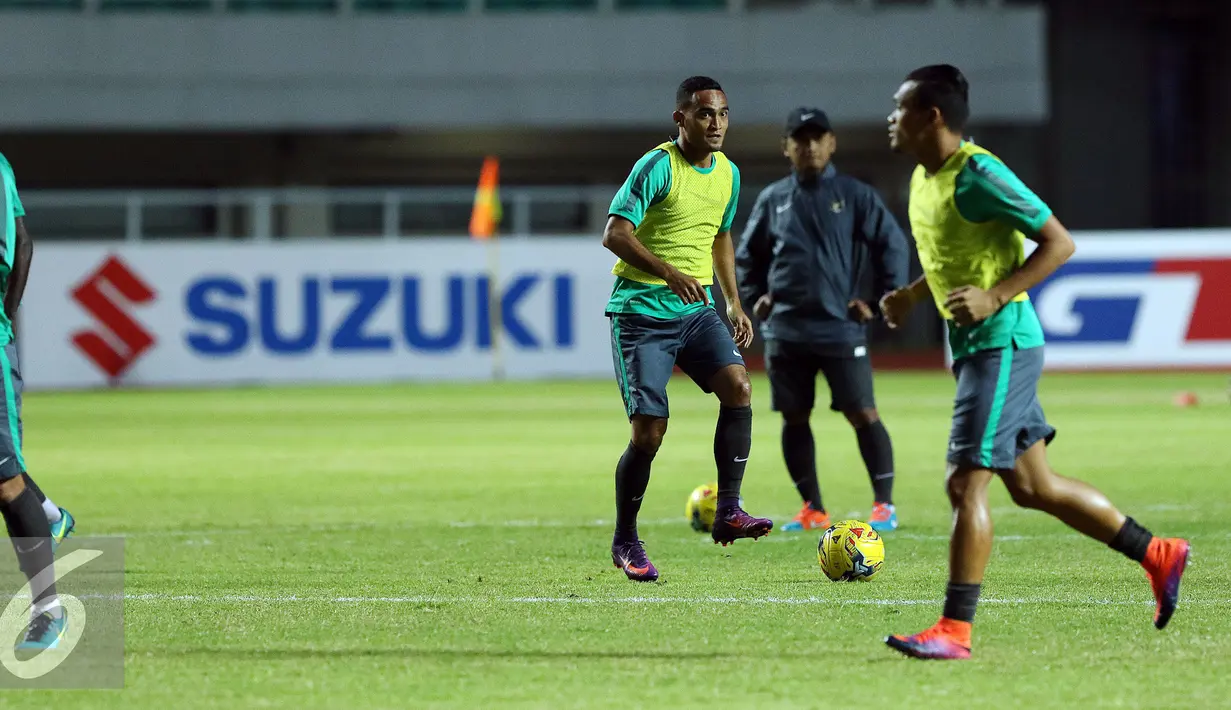 Pemain Timnas Indonesia, Rizky Pora (ketiga kanan) melakukan pemanasan saat latihan jelang laga pertama semifinal Piala AFF 2016 di Stadion Pakansari, Bogor (2/12). Indonesia akan berlaga melawan Vietnam, Sabtu (3/12). (Liputan6.com/Helmi Fithriansyah)