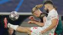 Pemain Manchester City, Erling Haaland berebut bola dengan bek RB Leipzig, Josko Gvardiol (kanan) dalam pertandingan leg pertama babak 16 besar Liga Champions 2022/2023 antara RB Leipzig melawan Manchester City yang berlangsung di Red Bull Arena, Kamis (23/2/2023). (AFP/Odd Andersen)