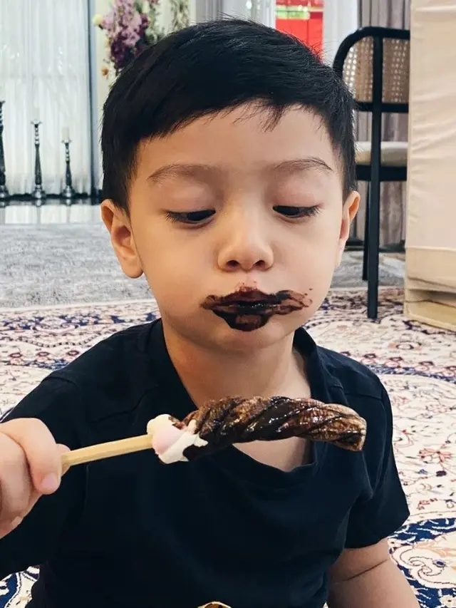 Potret Air Rumi Akbar sedang makan marshmallow (Sumber: Instagram/airrumiakbar1453)