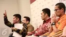 Bakal Cagub DKI Jakarta Sandiaga Uno (kanan) menyimak diskusi dalam rilis survei "Mengukur Peluang Penantang Ahok di Pilkada DKI Jakarta 2017" di Jakarta, Minggu (19/6). (Liputan6.com/Faizal Fanani)