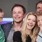 Elon Musk dan keluarga (sumber : dailymail.co.uk)