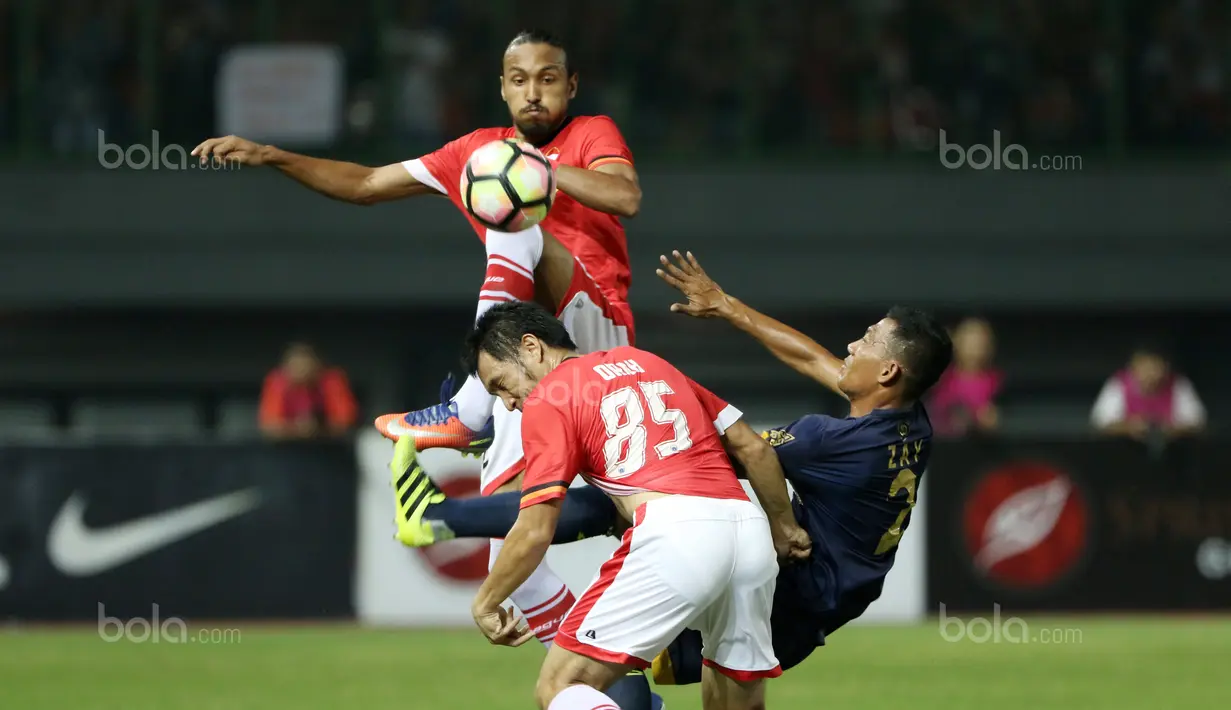 Pemain Persija Jakarta, Rohit Chan  (atas) berebut bola dengan pemain Persela Lamongan, Zainal Arifin pada lanjutan Liga 1 2017 di Stadion Patriot Bekasi, Minggu (27/8/2017). Pnrsija menang 2--0. (Bola.com/Nicklas Hanoatubun)