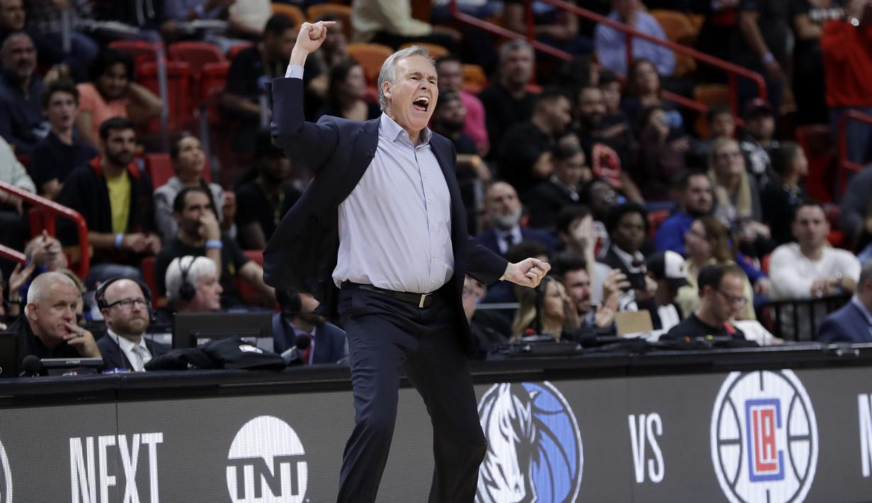 3. Ekspresi kesal pelatih Houston Rockets, Mike D’Antoni kontra Miami Heat dalam lanjutan NBA di American Airlines Arena, Jumat (21/12/2018). Houston Rockets kalah 99-101 atas Miami Heat. (AP)