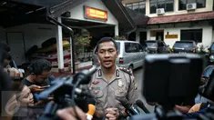 Kapolsek Kompol Ari Cahya Nugraha memberikan keterangan pers di Polsek Kelapa Gading, Jakarta, Kamis (18/2). Polisi akhirnya menetapkan Saipul Jamil sebagai tersangka terkait kasus pencabulan terhadap seorang remaja pria. (Liputan6.com/Faizal Fanani)