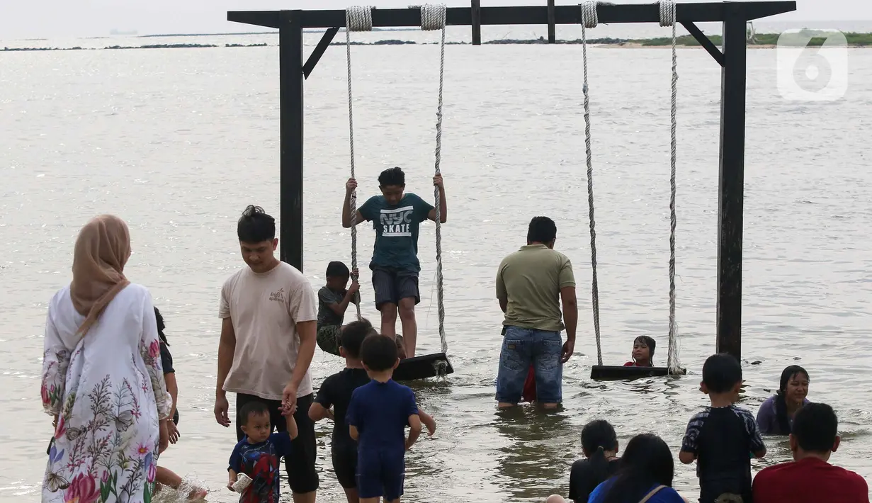 Pihak pengelola memperkirakan jumlah pengunjung akan terus bertambah seiring adanya program gratis masuk Ancol. (Liputan6.com/Herman Zakharia)