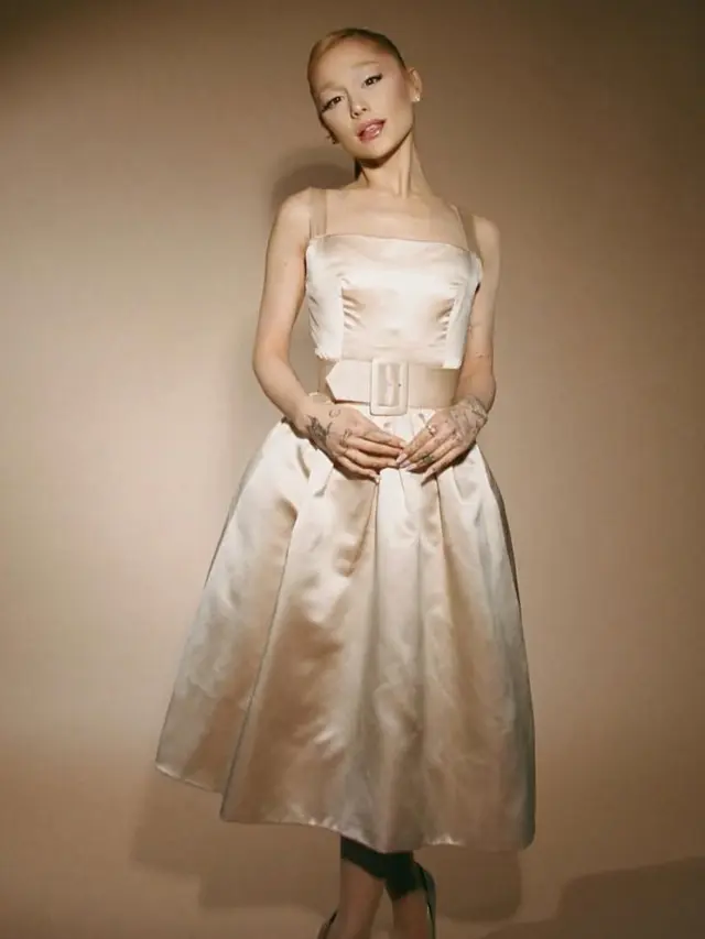 Ariana Grande mengenakan Jimmy Choo. [@jimmychoo]