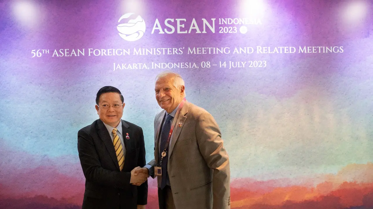 Sekjen ASEAN Kao Kim Hourn dan Menlu Uni Eropa Josep Borrell di Jakarta.