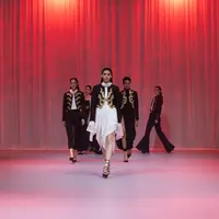 Yosafat Dwi Kurniawan memperkenalkan koleksi Après la Révolution dalam The Langham Fashion Soiree, kolaborasi The Langham Jakarta dengan Indonesia Fashion Designer Council (IFDC), 13 Agustus 2026. (dok. PR)