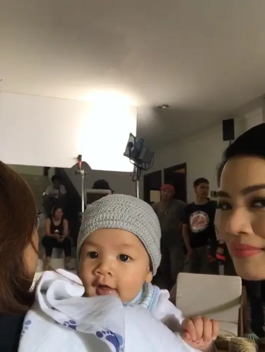 Titi Kamal atau Tikam, sudah mulai sibuk menjalani rutinitasnya syuting. Titi yang melahirkan bulan silam itu kembali menjalani syuting layar lebar. Ia masih enggan membocorkan negara yang dijadikan lokasi. (Instagram/kaiattarsugiono)