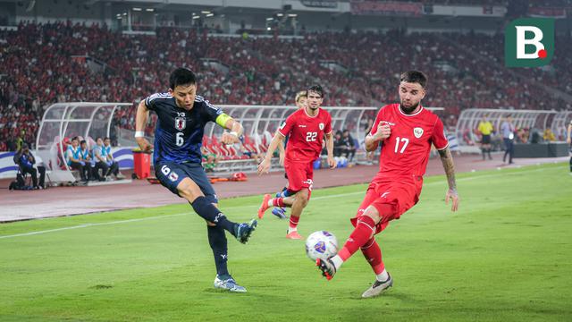 Foto: Duel Kawan Satu Tim Calvin Verdonk dan Koki Ogawa pada Laga Timnas Indonesia Vs Jepang di Kualifikasi Piala Dunia 2026