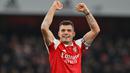 Selebrasi gelandang Arsenal, Granit Xhaka setelah mengalahkan Manchester United dalam laga Liga Inggris 2022/2023 di Emirates Stadium, London (22/1/2023). Masih menjadi pilihan utama Mikel Arteta dalam skuad Arsenal musim 2022/2023, pemain yang didatangkan dari Borussia Monchengladbach pada awal musim 2016/2017 ini bersanding dengan Mohamed Elneny sebagai pemain tertua kedua Arsenal dengan usia 30 tahun. (AFP/Glyn Kirk)