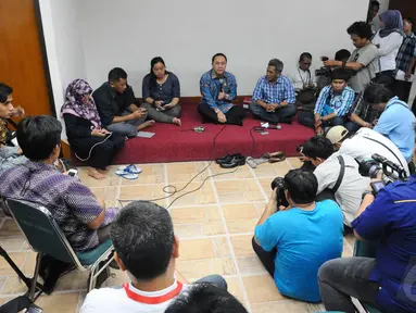 Ketua MPR, Zulkifli Hasan (tengah) berdialog dengan wartawan di Kompleks Parlemen Senayan, Jakarta, Senin (22/12/2014).(Liputan6.com/Andrian M Tunay)