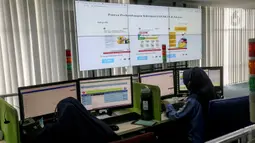 Petugas memantau penyebaran virus corona (COVID-19) di Dinas Kesehatan DKI Jakarta, Senin (9/3/2020). Sampai hari ini, Posko COVID-19 DKI Jakarta terlah dihubungi 3.580 orang. (Liputan6.com/Faizal Fanani)