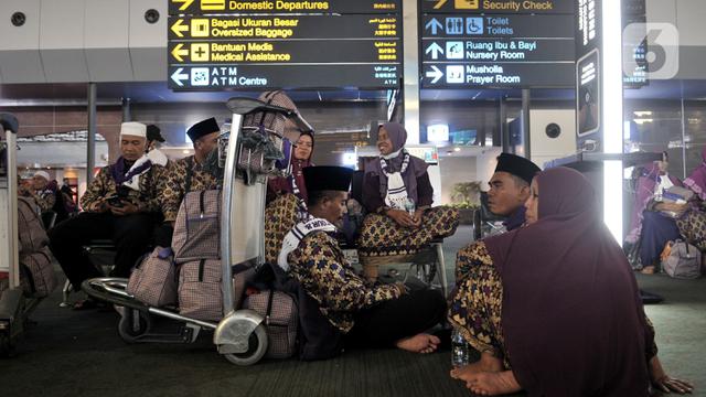 Calon Jemaah Telantar di Bandara Soetta