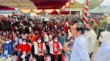 Presiden Jokowi mengecek pemberian bantuan langsung tunai (BLT) BBM dan BLT Produktif kepada masyarakat di Kabupaten Kepulauan Tanimbar.