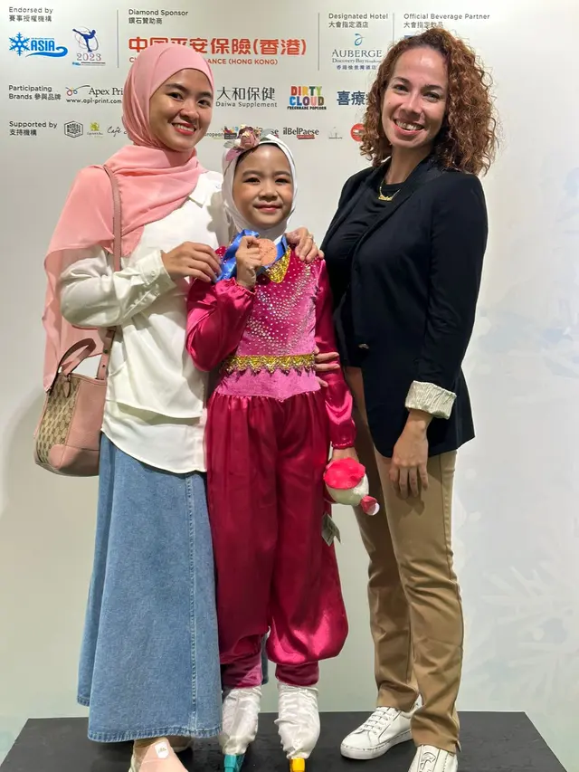 Medina Khaira Fastabiqa menjuarai ajang Skate Asia 2023 Discovery Bay Ice Rink. (Foto: Dok. Koleksi Pribadi Astrid Suhaimi)