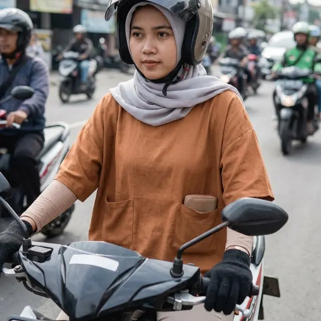 Blus Basic Minimalis Berkantong (Gemini AI)