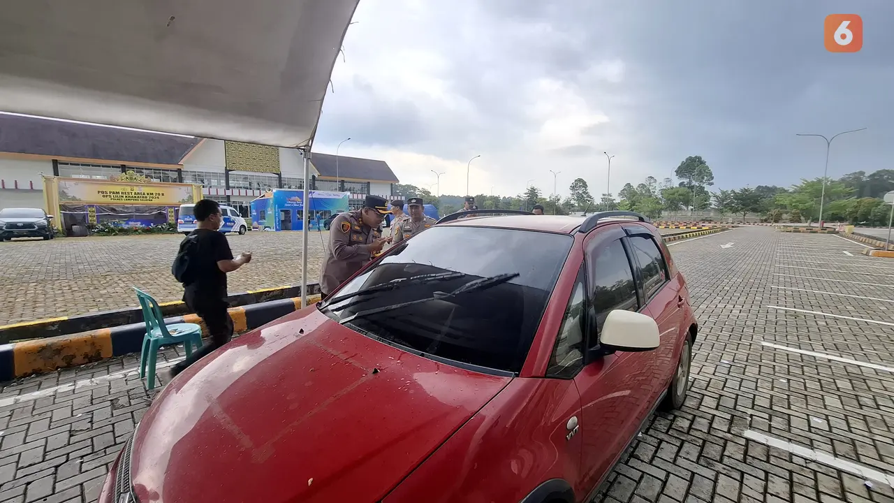 Pengecekan kendaraan pemudik di Rest Area KM20B Tol Bakteryang akan melintas ke Pelabuhan Bakauheni menuju Merak. Foto : (Liputan6.com/Ardi).