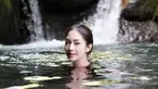 Ririn Dwi Ariyanti selalu mencuri perhatian di setiap aktivitasnya. Seperti saat ia berendam di air terjun. Aura kecantikan Ririn Dwi Ariyanti kian terpancarkan saat menikmati sejuknya air terjun. Netizen pun terpukau dengan Ririn di foto ini. (Liputan6.com/IG/@ririndwiariyanti)