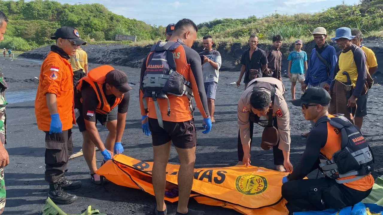 Tim SAR Sukabumi gabungan saat mengevakuasi nelayan hilang di Perairan Muara Cikaso, Kecamatan Tegalbuleud, Kabupaten Sukabumi. (Liputan6.com/Istimewa).