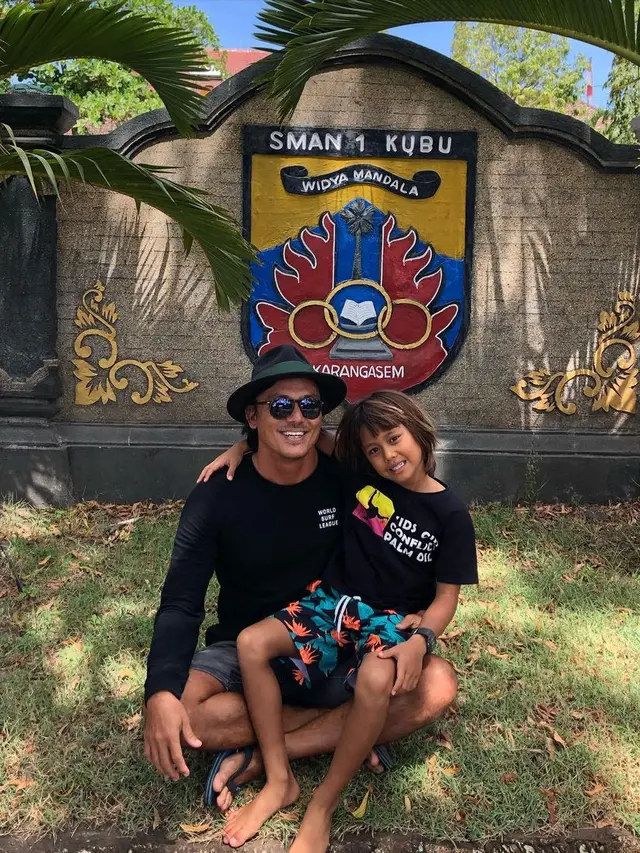 6 Potret Tipi Jabrik, Kakak Luna Maya yang Jadi Pelatih Selancar di Olimpiade Tokyo