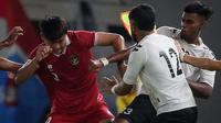 Pemain Timnas Indonesia, Hokky Caraka (kiri) bersitegang dengan pemain Timnas Fiji, Pawan Pratap Singh pada laga International Friendly Match U-20 di Stadion Utama Gelora Bung Karno (SUGBK), Jakarta, Jumat (17/02/2023). (Bola.com/Bagaskara Lazuardi)