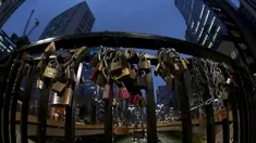 Sebuah gambar close-up menunjukkan gembok cinta yang terpasang pada pagar besi di jembatan underpass di kawasan Paulista Avenue di pusat Kota San Paulo, Brasil, Selasa (2/6/2015). (REUTERS/Paulo Whitaker)