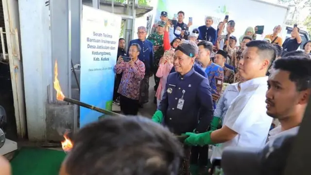 Director Program BLDF, Jemmy Chayadi dan Bupati Samani menyalakan api ke dalam tabung insinerator. (Liputan6.com/Arief Pramono)