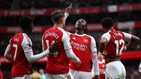 Gelandang asal Inggris milik Arsenal, Eberechi Eze (kedua dari kanan), merayakan gol pembuka bersama rekan-rekannya dalam pertandingan Liga Premier Inggris antara Arsenal dan Crystal Palace di Stadion Emirates, London, pada 26 Oktober 2025.(Henry Nicholls / AFP)