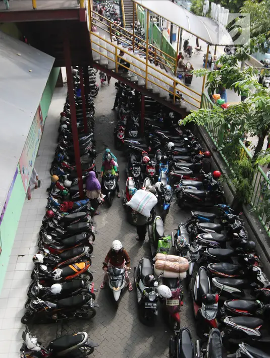 Jejeran motor yang berada di parkiran Blok G Tanah Abang, Jakarta, Jumat (27/4). Para pedagang menolak usul pemindahan buat pemugaran Blok G, karena beralasan pengunjung sepi jika mereka ditempatkan di Blok F. (Liputan6.com/Arya Manggala)