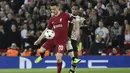 Penyerang Liverpool Diogo Jota berebut bola dengan bek Ajax Amsterdam Jurrien Timber pada pertandingan kedua Grup A Liga Champions 2022/2023 di Stadion Anfield, Rabu (14/9/2022) dini hari WIB. Liverpool menang susah payah saat menjamu Ajax berkat gol menit akhir bek Joel Matip. (AP Photo/Rui Vieira)