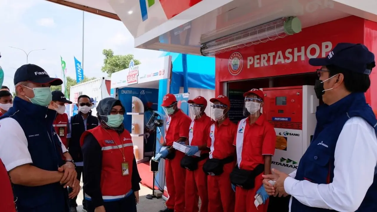 Komisaris Pertamina Condro Kirono dan Direktur Utama Pertamina Patra Niaga Mas’ud Khamid meninjau layanan Pertamina dalam masa Satgas Natal dan Tahun Baru di sepanjang Tol Trans Jawa. (Dok Pertamina)
