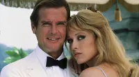 Roger Moore dan Tanya Roberts dalam A Time to Kill. (Foto: Metro-Goldwyn-Mayer Studios via IMDb)