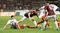 Pemain AC Milan, Andre Silva (tengah) berusaha menerobos pertahanan Benevento pada laga Serie A di San Siro stadium, Milan, (21/4/2018). AC Milan kalah 0-1. (AP/Luca Bruno)