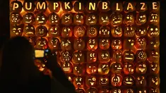 Acara ini menampilkan lebih dari 7.000 labu yang diukir dengan tangan dan diberi lampu. (ANGELA WEISS / AFP)