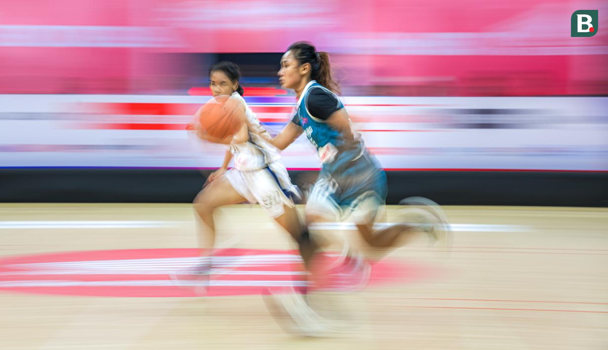 Pebasket SMA 1 PSKD Jakarta (kanan) berusaha melewati pemain SMA Jubilee Jakarta saat laga final putri DBL 2023/2024 Seri Jakarta Utara dan Jakarta Pusat di GOR Cempaka Putih, Jakarta Pusat, Jumat (18/08/2023). (Bola.com/Bagaskara Lazuardi)