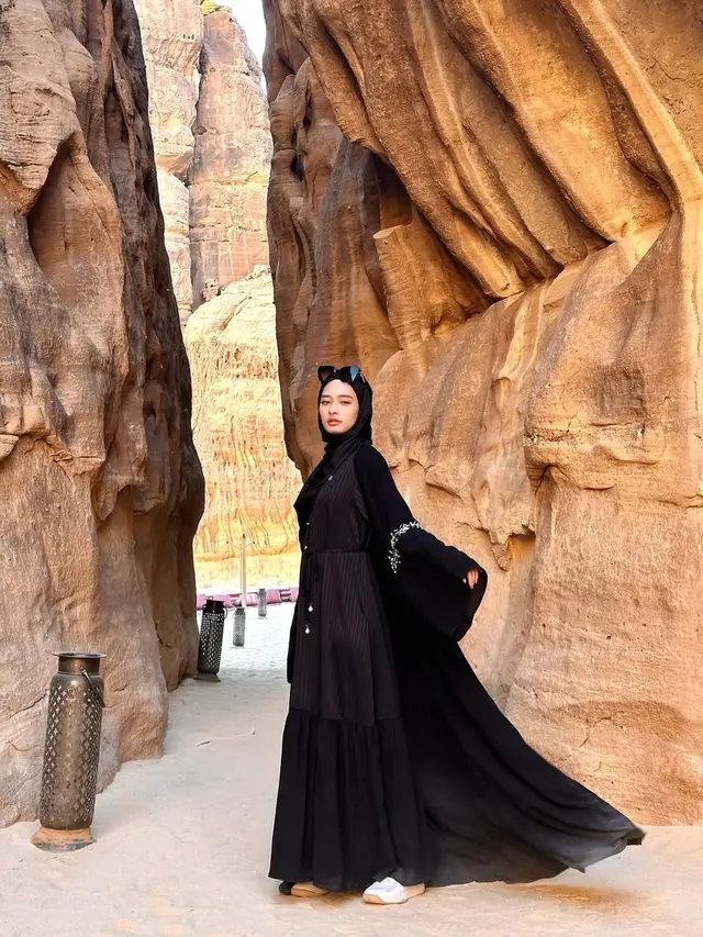 6 Model Gamis Simpel Inara Rusli, Anggun dan Modis untuk Tampilan Kekinian