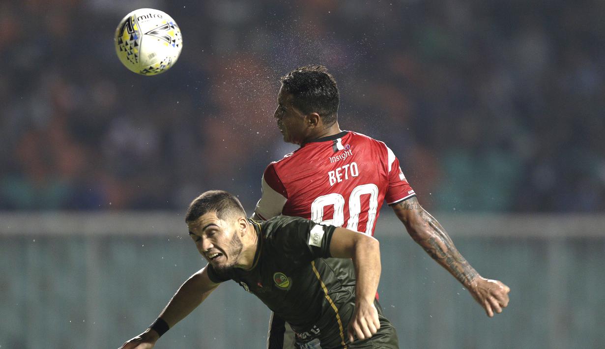 Striker Madura United, Alberto Goncalves, berduel bola atas dengan pemain Tira Persikabo pada laga Shopee Liga 1 di Stadion Pakansari, Bogor (12/7). Tira bermain imbang 2-2 atas Madura. (Bola.com/Yoppy Renato)